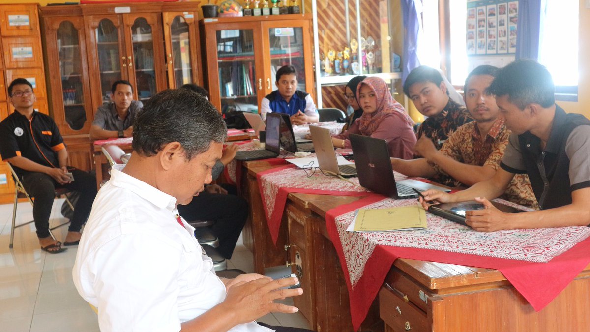 Para peserta sedang mengikuti praktek langsung cara penulisan di website desa dengan di tim PUSPINDES. foto oleh dokumentasi PUSPINDES