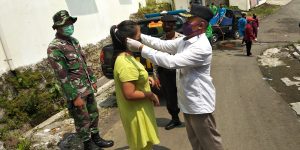 Penjabat Kepala Desa Bersama Babinsa dan Babinkamtibmas Membagikan Masker kepada warga